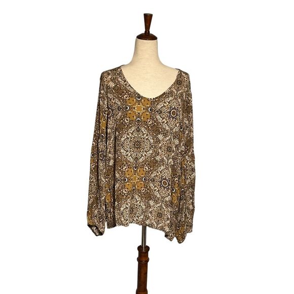 Elegant Women's Patterned Blouse - Picture 1 of 9